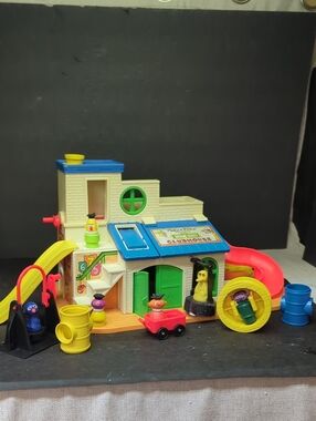 #7 Sesame Street Clubhouse #937, & figures, little people Fisher Price